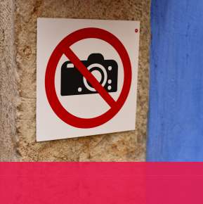 zdjęcie przedstawia tablice-informujaca-o-zakazie-fotografowania